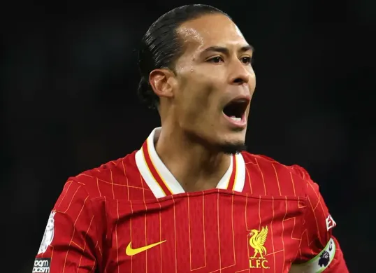 Tak kunjung ada perpanjangan kontrak, Arne Slot ingin Van Dijk bertahan lebih lama di Liverpool. (Sumber: X/ DeadlineDayLive)