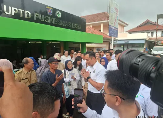 Menteri Koordinator infrastruktur Pembangunan dan Kewilayahan RI, Agus Harimukti Yudhoyono saat kunjungan ke Puskesmas Beji melihat kesiapan pelayanan pemeriksaan kesehatan gratis, Senin 10 Februari 2025. (Sumber: Poskota/Angga Pahlevi)