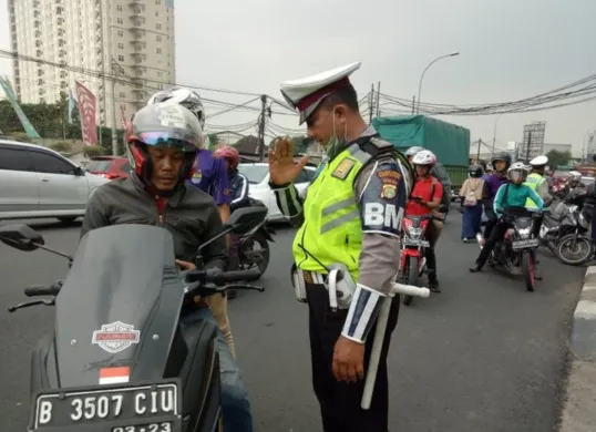 Ilustrasi Polisi tengah melakukan razia kendaraan. (Sumber: Pinterest)