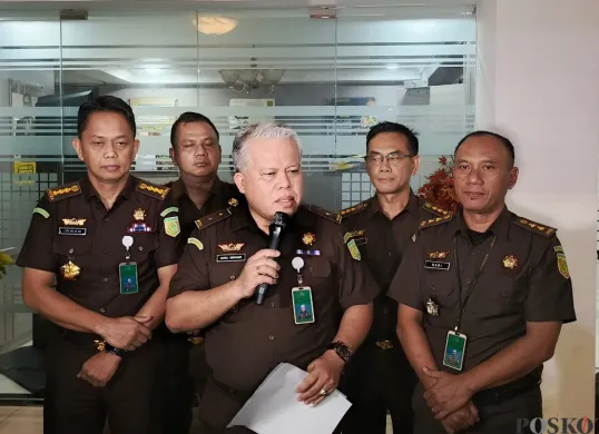 Kepala Pusat Penerangan Hukum (Kapuspenkum) Kejagung, Harli Siregar (tengah) saat konferensi pers di kawasan Kejagung, Jakarta Selatan. (Sumber: Poskota/Ali Mansur)