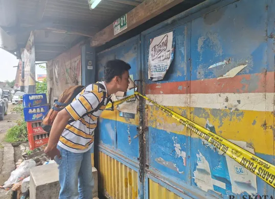 Seorang warga saat melihat kondisi warung kelontong tempat ditemukannya jasad lansia di Cabangbungin, Kabupaten Bekasi, Senin, 10 Februari 2025. (Sumber: Poskota/Ihsan Fahmi)