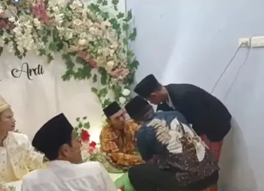 Momen saat penghulu meninggal dunia seusai menikahkan pengantin di Banyuasin. (Sumber: Tangkap Layar Facebook/Mas Widodo)