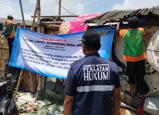 Dinas LH Jakut pasang spanduk larangan buang sampah sembarangan di kawasan Kapuk Muara, Penjaringan. (Sumber: Dok. Warga)