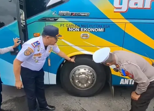 Uji kelaikan jalan atau rampcheck terhadap puluhan bus di Terminal Kalideres, Jakarta Barat, Senin, 10 Februari 2025. (Sumber: Poskota/Pandi Ramedhan)