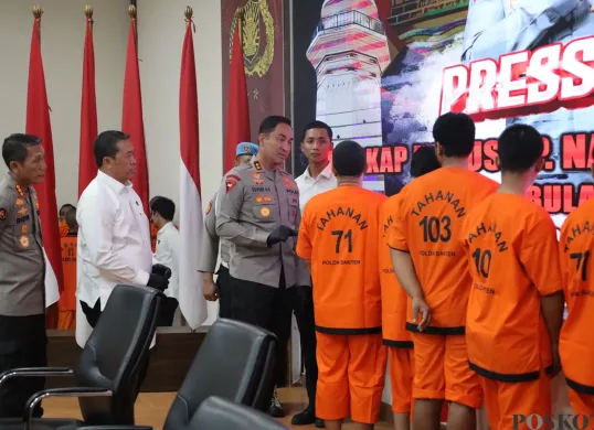 Kapolda Irjen Suyudi Ario Seto didampingi Dirresnarkoba Kombes Erlin Tangjaya dan Kabidhumas Kombes Didik Hariyanto dalam konferensi pers. (Sumber: Poskota/Rahmat Haryono)