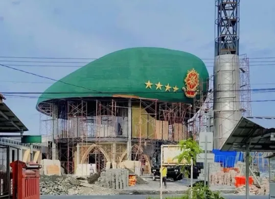 Masjid berbentuk topi baret TNI di Kecamatan Cijulang, Kabupaten Pangandaran, Jawa Barat yang viral di media sosial, memicu perdebatan di kalangan netizen. Desain unik ini mengundang pro dan kontra netizen. (Sumber: TiKTok/@pengusahakampung7)