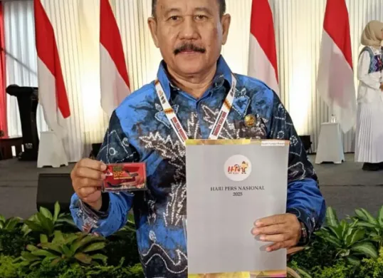 Wartawan Senior Naek Pangaribuan mendapatkan Kartu Pers Nomor Satu atau Press Card Number One (PCNO) di Hari Pers Nasional 2025 (Sumber: Dok. Pribadi)