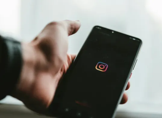 4 Ciri Instagram Kamu Diblokir Orang Lain (Sumber: Unsplash/Claudio Schwarz)