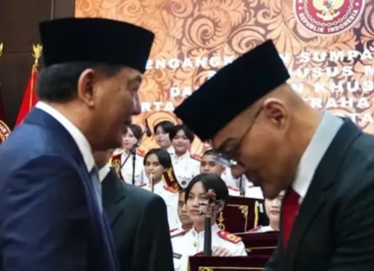 Deddy Corbuzier resmi dilantik Menhan Sajafrie Sjamsoeddin sebagai stafsus Menhan Bidang Komunikasi Sosial dan Publik hari ini, Selasa, 11 Februari 2025, di Kantor Kemenhan, Jakarta. (Instagram/@dc.menhan)