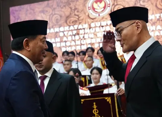 Deddy Corbuzier diangkat sebagai Stafsus Menhan, Sjafrie Sjamsoeddin di Kantor Kemenhan, Selasa, 11 Februari 2025. (Sumber: Instagram/@dc.kemhan)