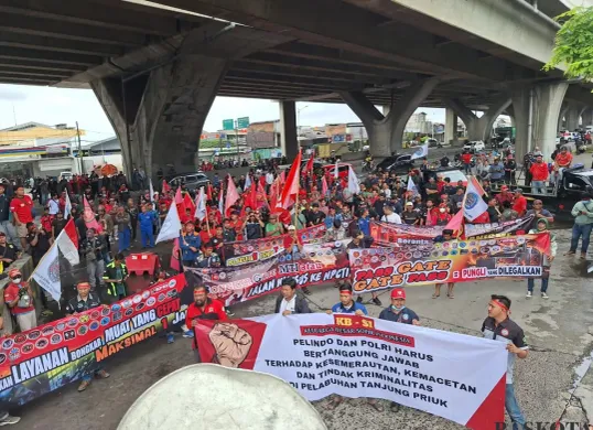 Ratusan sopir truk menggelar unjuk rasa di Pelabuhan Tanjung Priok, Jakarta Utara, Selasa, 11 Februari 2025. (Sumber: Poskota/Pandi Ramedhan)