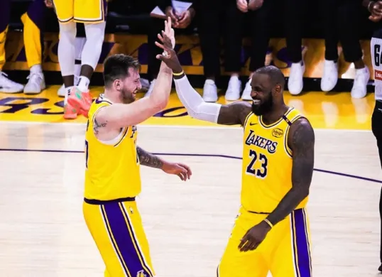 Luka Doncic merayakan kemenangan LA Lakers atas Utah Jazz bersama Lebron James. (Foto: Instagram/@lakers)