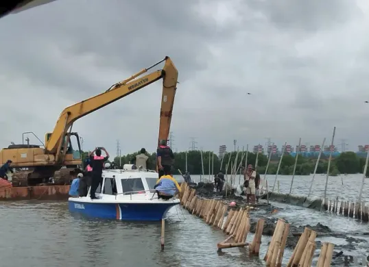 Proses pembongkaran pagar laut di perairan Tarumajaya, Kabupaten Bekasi, Selasa, 11 Februari 2025, melibatkan alat berat. (Sumber: Poskota/Ihsan Fahmi)