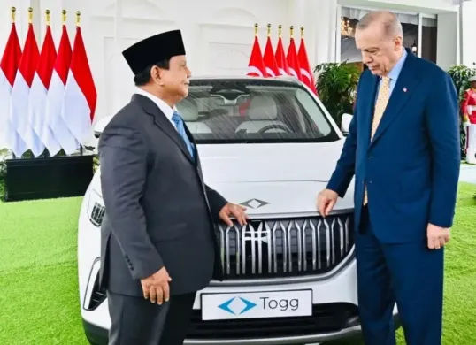 Sebagai simbol persahabatan selama 75 tahun antara Turki dengan Indonesia, Presiden Erdogan menyerahkan mobil listrik buatan Turki Togg T10X kepada Presiden Prabowo. (Sumber: Dok Biro Pers Sekretariat Presiden)