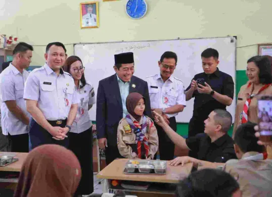 Pemprov bersama DPRD Jakarta, tinjau pelaksanaan MBG di SD Negeri 01, Cipulir, Jakarta Selatan. (Sumber: Poskota/Pandi Ramedhan)