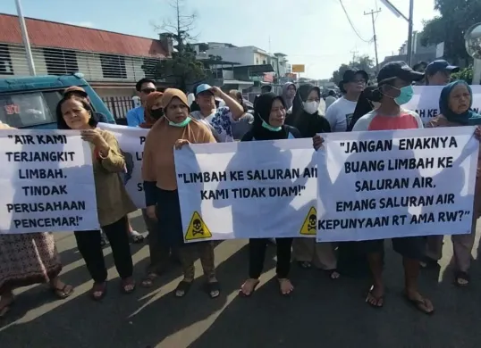 Puluhan warga menggeruduk pabrik di Jalan Tole Iskandar, Sukmajaya, Kota Depok, Rabu, 12 Februari 2025. (Sumber: Dok. Warga)