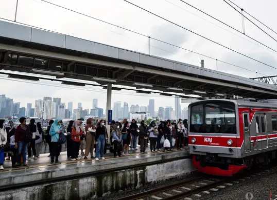 Perjalanan KRL Commuter Line jalur Jakarta-Bogor alami gangguan di antara Stasiun Cilebut dan Bogor. (Sumber: Poskoata/ Bilal Nugraha Ginanjar)