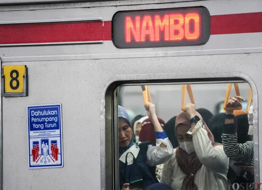 Sejumlah penumpang commuter line menunggu kedatangan kereta di peron 9,10,11 dan 12, Stasiun Manggarai, Jakarta, Senin, 10 Februari 2025. (Sumber: Poskoata/ Bilal Nugraha Ginanjar)