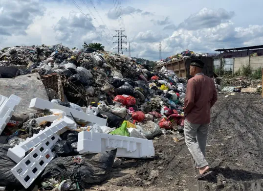 Timbulan sampah di UPT Padalarang, Kabupaten Bandung Barat (KBB). (Sumber: Poskota/Gatot Poedji Utomo)