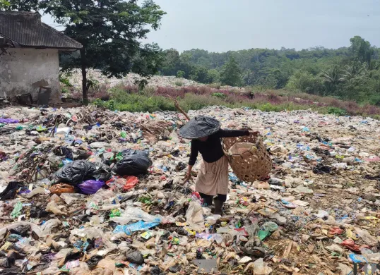 Salah seorang pemulung saat mencari rongsokan di TPA Bojongcanar di Kampung Lame Luhur, Desa Karyautama, Kecamatan Cikedal, Kabupaten Pandeglang. (Sumber: Poskota/Samsul Fatoni)