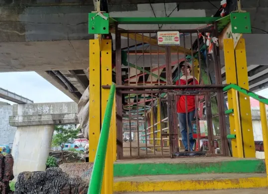 JPO antara Jalan Rawa Jati, Jakarta Selatan, ke Cililitan Kramat Jati, Jakarta Timur, yang ditutup karena kerap jadi lokasi tawuran. (Sumber: Poskota/Pandi Ramedhan)