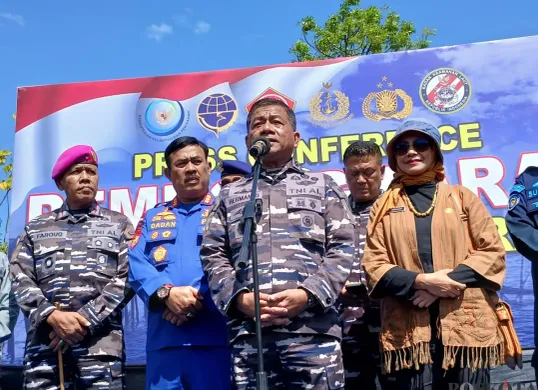 Aspotmar Kasal Mayjen TNI (Mar) Hermanto memastikan pembongkaran pagar laut di Tanjung Pasir, Tangerang selesai pada Kamis, 13 Februari 2025. (Sumber: Poskota/Veronica Prasetio)