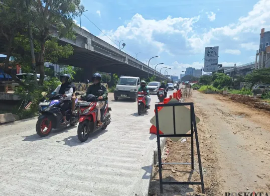 Sejumlah pengendara melintasi jalan yang sempat ambles di Kalimalang, Bekasi Bekasi Selatan, Kota Bekasi, Kamis, 13 Februari 2025. (Sumber: Poskota/Ihsan Fahmi)