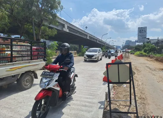 Sejumlah pengendara tampak melintasi Jalan Kh Noer Ali, Kalimalang, Bekasi Selatan, Kota Bekasi. Kamis, 13 Februari 2025. (Sumber: Poskota/Ihsan Fahmi)