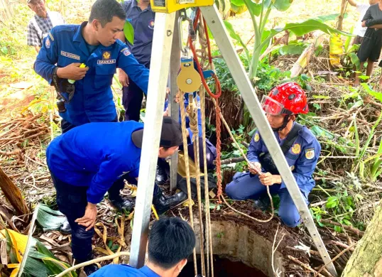 Tim UPT Tapos menyelamatkan korban seorang pria paruh baya yang tercebur ke dalam sumur tua di Tapos, Rabu, 12 Februari 2025. (Sumber: Dok. UPT Damkar Depok)