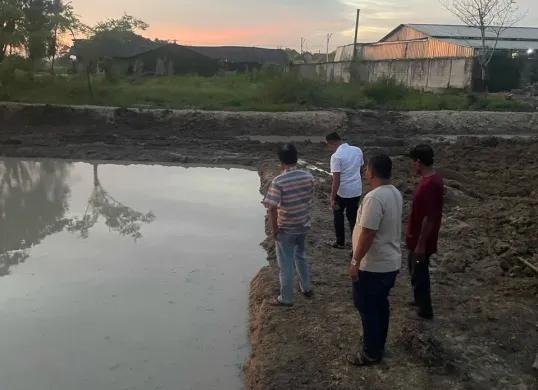 Anggota Polsek Ciruas melakukan olah TKP di lokasi bocah tenggelam di Desa Penggalang, Kecamatan Ciruas, Kabupaten Serang, Banten. (Sumber: Dok. Polsek Ciruas)