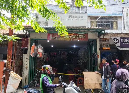 Rumah yang terkena peluru nyasar dan mengenai anak berusia 5 tahun di kawasan Cengkareng, Jakarta Barat. (Sumber: Poskota/Pandi Ramedhan)