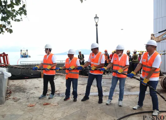 Chief Technology Officer Telin Abdul Rahman Ansyori (paling kiri) dalam acara Bifrost Cable Landing Ceremonial di BMH Malalayang, Minggu, 9 Februari 2025. (Sumber: Dok. Telkom)