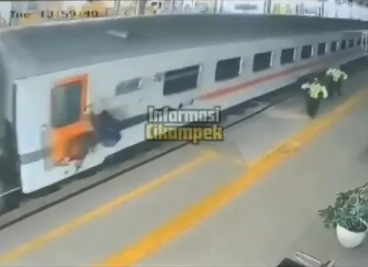 Momen penumpang KA Walahar bergelantungan di pintu kereta saat kereta tengah melaju di stasiun Cikampek. (Sumber: Tangkap Layar X/@dokiboet)