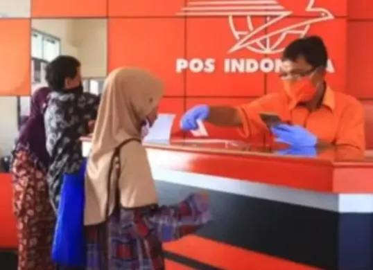 Tangkapan layar penyaluran dana Bantuan Sosial (Bansos) PKH-BPNT melalui PT Pos Indonesia. (Sumber: YouTube/Pendamping Sosial)