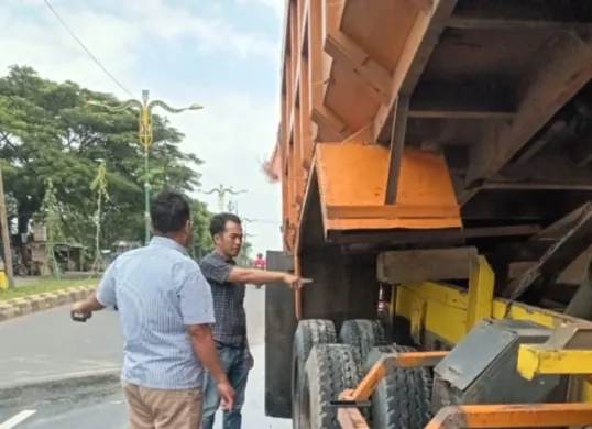 Seorang sopir bernama Mario, 22 tahun, meninggal dunia terjepit bak drump truck saat melakukan perbaikan mesin hidrolik, di Cikarang, Kabupaten Bekasi. (Sumber: Dok. Humas Polres Bekasi)