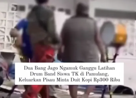 Dua bang jago yang salahsatunya menggunakan seragam Ormas Pemuda Pancasila memalak anak TK yang sedang latihan drum band di depan halaman sekolah mereka di Pamulang, Tangerang Selatan. (Sumber: Capture @infodepok)