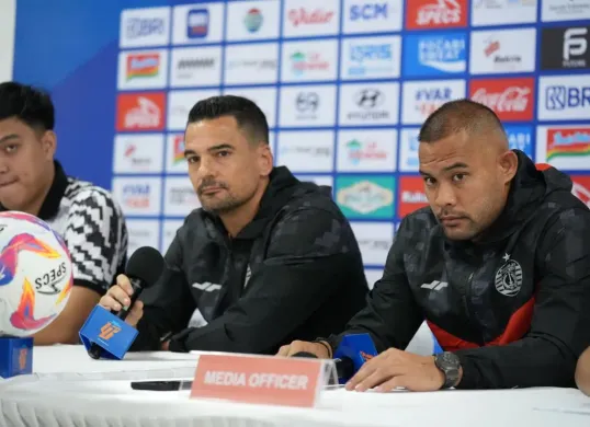 Pelatih Persija Jakarta Carlos Pena dan kapten Persija Jakarta Andritany Ardhiyasa dalam konferensi pers jelang lawan Persib Bandung, Sabtu 15 Februari 2025. (Sumber: Persija)