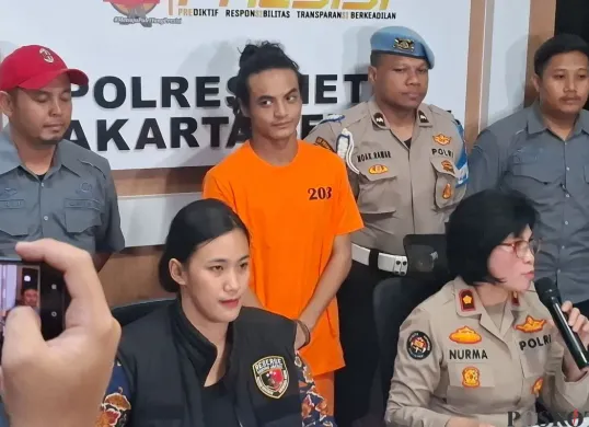 Vadel Badjideh, 20 tahun, dalam konferensi pers penetapan tersangka dugaan kasus asusila anak di bawah umur di Polres Jakarta Selatan, Jumat, 14 Februari 2025. (Sumber: Poskota/Ali Mansur)