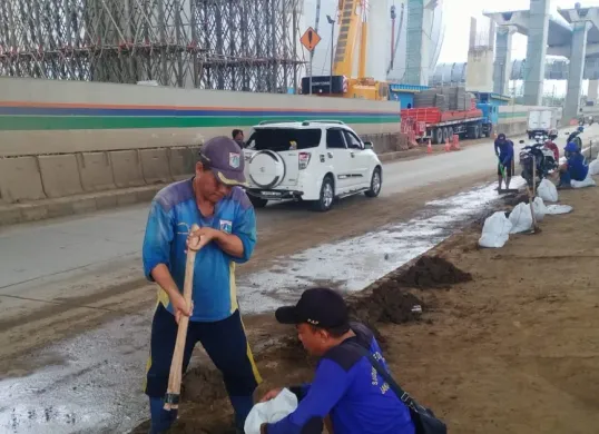 Sejumlah pekerja terlibat dalam pembersihan ruas jalan RE Martadinata, Jakut, dari debu imbas adanya proyek. (Sumber: Dok. Sudin LH Jakut)