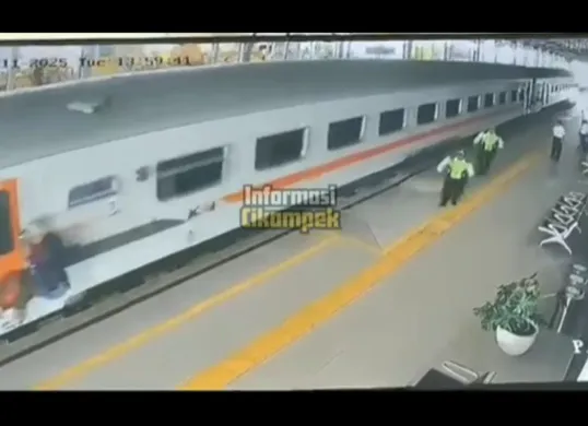 Potret saat petugas Stasiun Cikampek berusaha mencegah aksi penumpang yang bergelantungan di KA Walahar. (Sumber: Instagram/@informasicikampek)