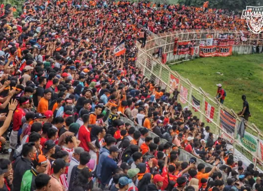 Sejumlah penonton yang diduga bobotoh diamankan petugas keamanan saat hendak nonton laga Persija vs Persib. (Sumber: X/ InfokomJakmania)