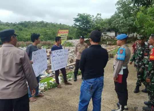 Sejumlah aktivis AMIRA Pandeglang saat melakukan aksi demo di TPA Bojongcanar di Kampung Lame Luhur, Kecamatan Cikedal. (Sumber: Poskota/Samsul Fatoni)