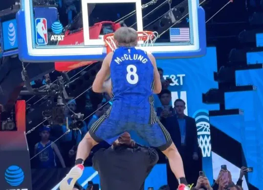 Momen saat Mac McClung melakukan dunk dalam NBA Slam Dunk Contest 2025. (Sumber: Instagram @nbaallstar)