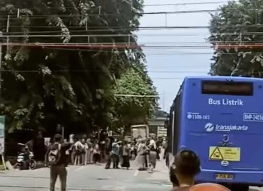 Penumpang bus listrik Transjakarta, panik berhamburan keluar kendaraan saat melihtas di perlintasan rel kereta Green Garden, Kedoya Utara, Kebon Jeruk, Jakarta Barat. (Sumber: Instagram/@abi.dzar_alghifary)