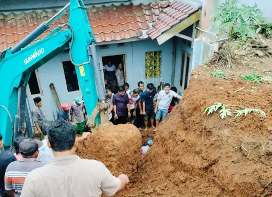 Proses evakuasi dua korban tertimbun tanah di Kampung Kadubelang, Desa Sodong, Kecamatan Saketi, Kabupaten Pandeglang. (Sumber: Dok. Kampung Siaga Bencana Saketi)