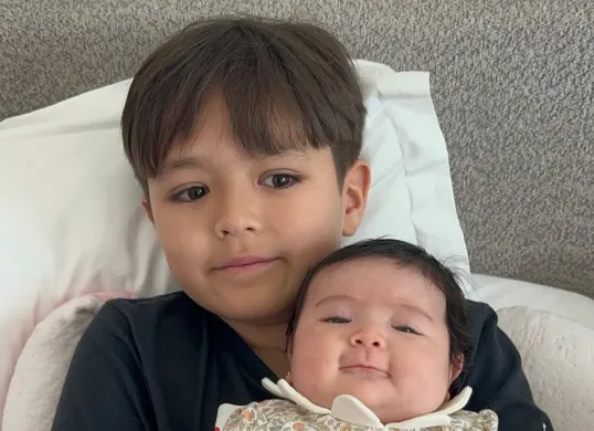 Potret El Barak dan Hagia adiknya, anak dari Jessica Iskandar. (Sumber: Instagram/@inijedar)