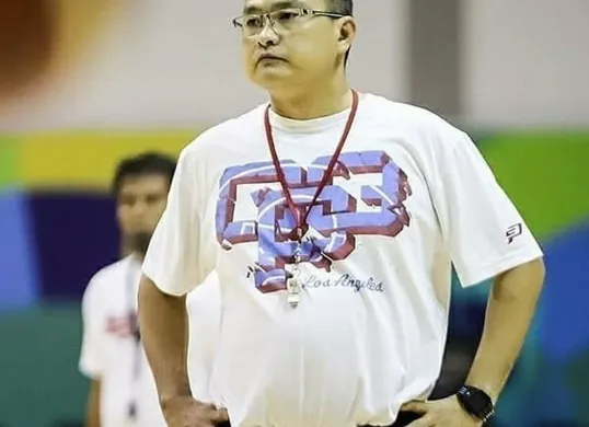 Pelatih Timnas Basket Indonesia, Johannis Winar. (Sumber: IG: @mainbasket)