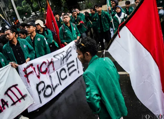 Mahasiswa dari berbagai kampus yang tergabung dalam Badan Eksekutif Mahasiswa Seluruh Indonesia (BEM-SI) menggelar aksi demonstrasi serentak. (Sumber: Poskota/Bilal Nugraha Ginanjar)