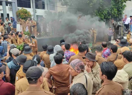 Ratusan perangkat desa se Kabupaten Pandeglang saat melakukan aksi demo di depan Kantor BPKD Pandeglang. (Sumber: Poskota/Samsul Fatoni)