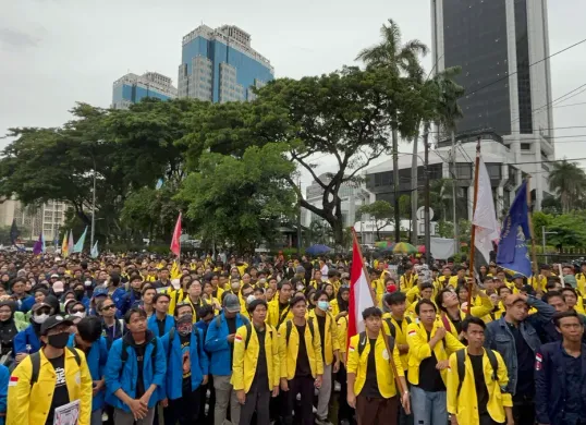 Ratusan mahasiswa melakukan aksi demostasi  bertajuk Indonesia Gelap di Patung Kuda, Jakarta Pusat. (Sumber: X/@jackjackparrr)